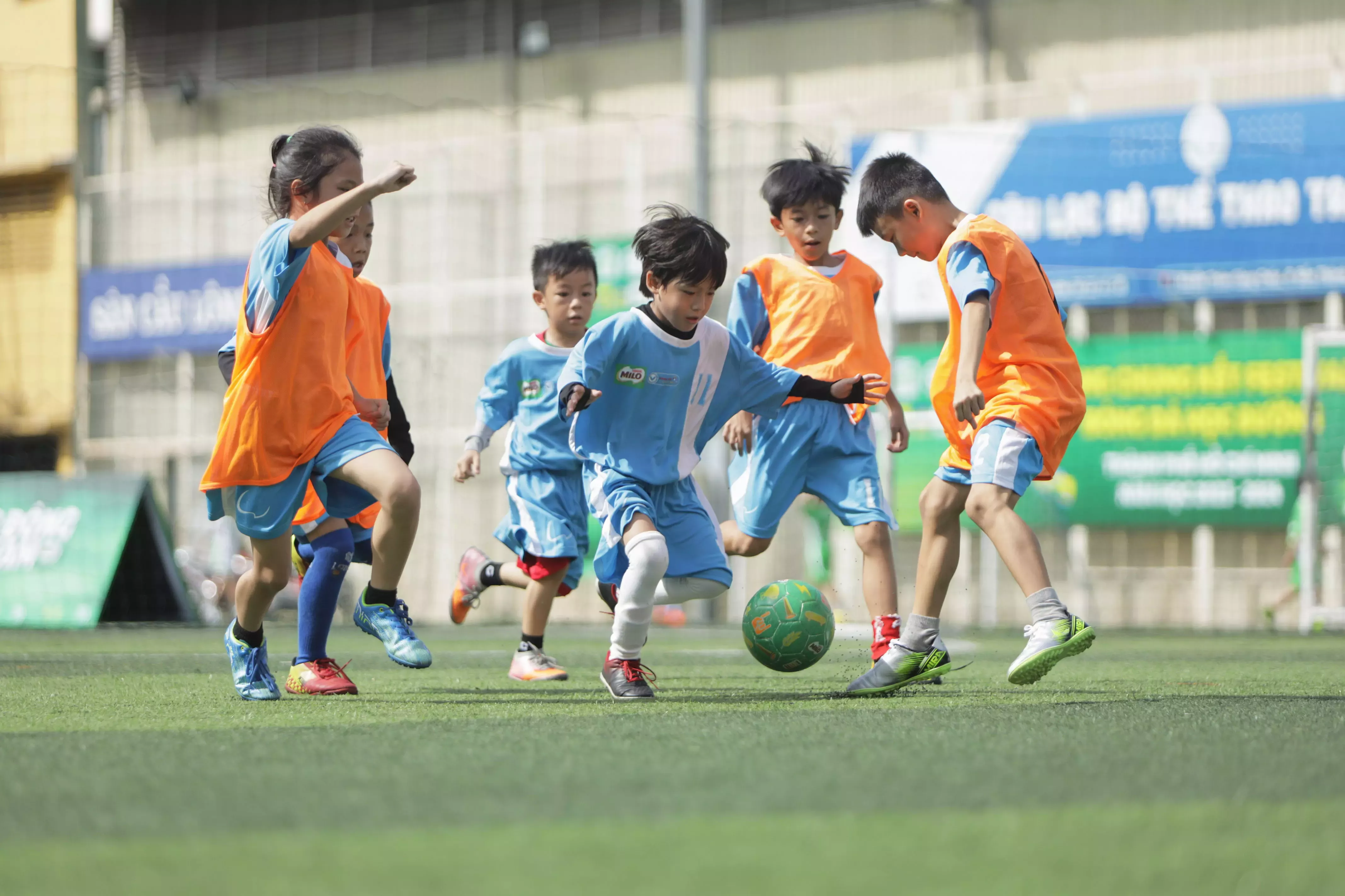 Thông qua bóng đá và dinh dưỡng hợp lý, các em được nâng cao thể chất và rèn luyện sự bền bỉ